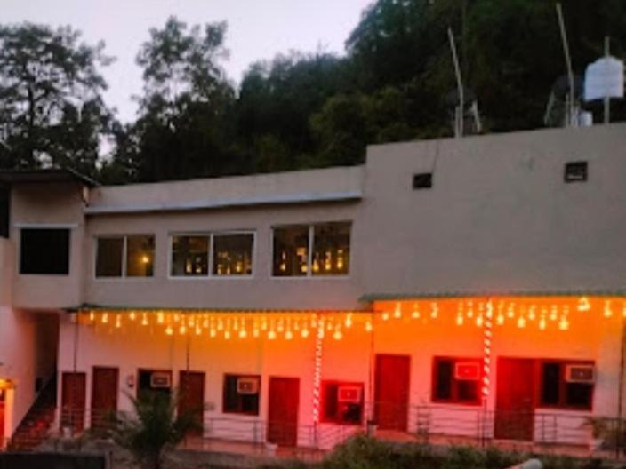 דהראדון Hotel Studioz Sahastradhara מראה חיצוני תמונה