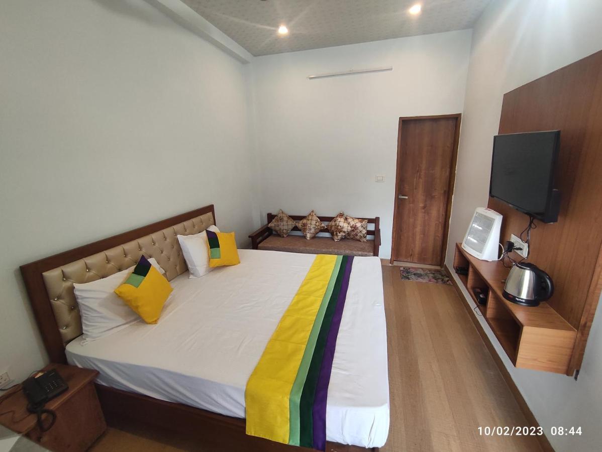 דהראדון Hotel Studioz Sahastradhara מראה חיצוני תמונה