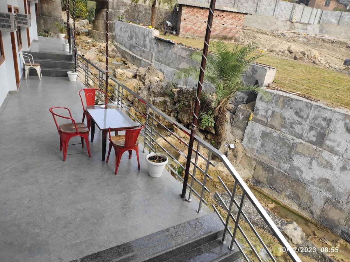 דהראדון Hotel Studioz Sahastradhara מראה חיצוני תמונה